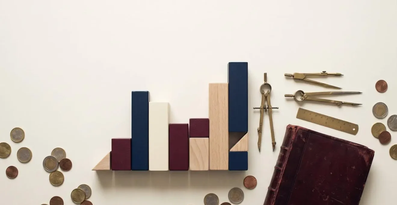 Composition symbolique representant l'optimisation fiscale en France avec elements visuels evoquant la planification patrimoniale