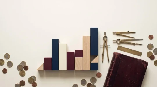 Composition symbolique representant l'optimisation fiscale en France avec elements visuels evoquant la planification patrimoniale