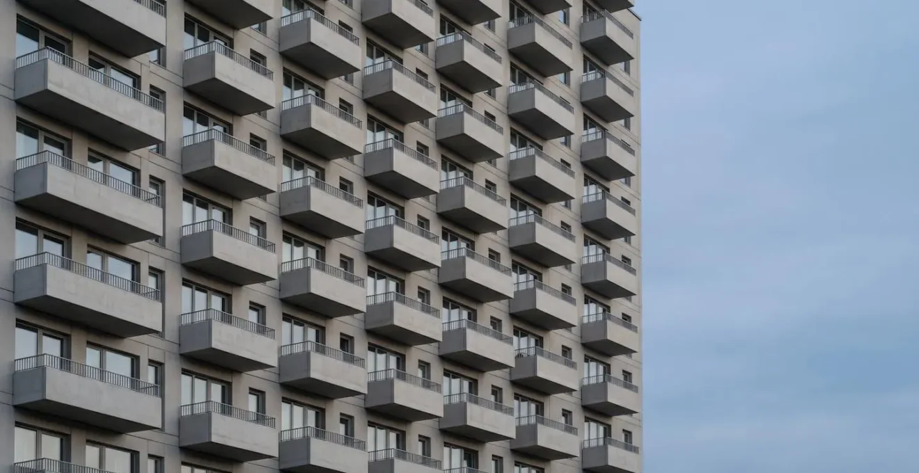 Représentation métaphorique de la saturation du marché immobilier lors de reventes simultanées