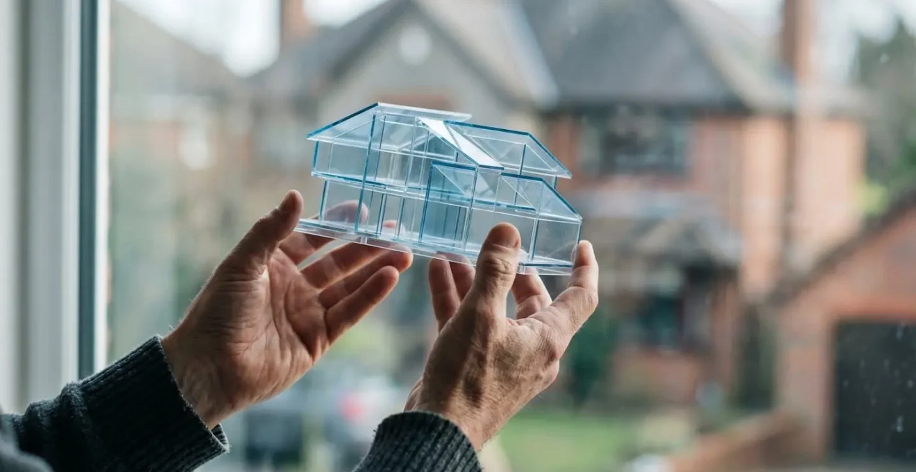 Illustration conceptuelle du décalage entre valeur apparente et valeur nette réelle d'un patrimoine immobilier